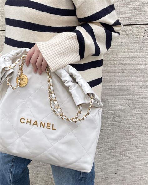 chanel 22 handbag white